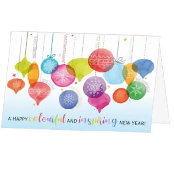 Kerstkaart met kleurrijke kerstballen en nieuwjaarswens