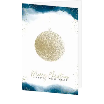 Kerstkaart met gouden kerstbal en blauwe aquarel