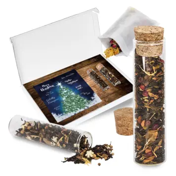 Kerstkaart met stralende kerstboom en thee geschenk