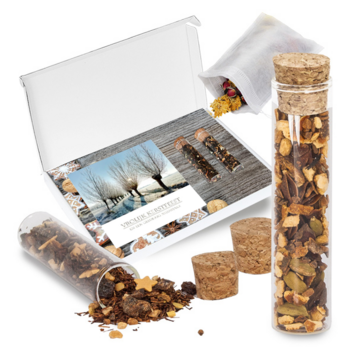 Kerstkaart met winterlandschap en thee geschenk