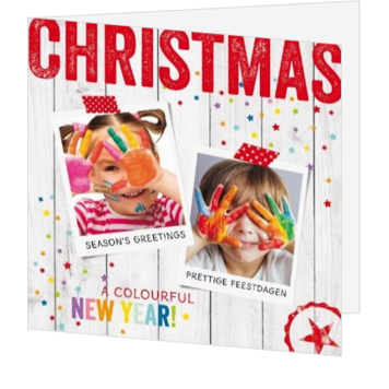 Kerstkaart met confetti, hout en kleurrijke foto’s