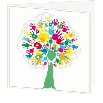 Kerstkaart met kleurrijke kinderhandafdrukken als boom