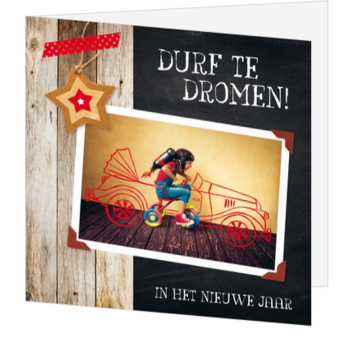 Kerstkaart met peuter op driewieler en raceautotekening