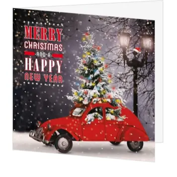 Kerstkaart met rode auto en kerstboom in sneeuw