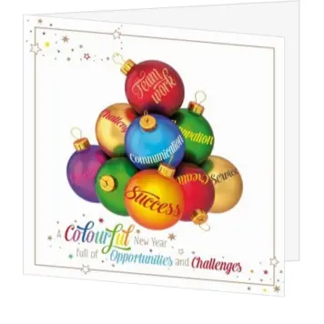 Kerstkaart met kleurrijke kerstballen en nieuwjaarswens