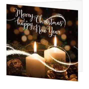 Sfeervolle kerstkaart met kaarsen en warme lichtjes