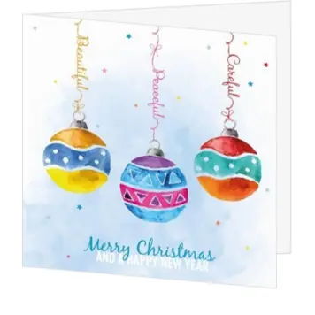 Kerstkaart met kleurrijke kerstballen in waterverf