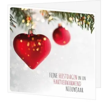 Kerstkaart met hartvormige kerstbal en warme feestwens