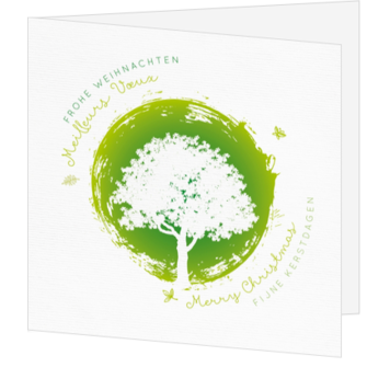 Kerstkaart met groene boom en internationale kerstwensen
