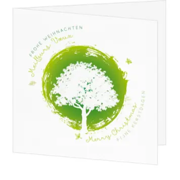 Kerstkaart met groene boom en internationale kerstwensen