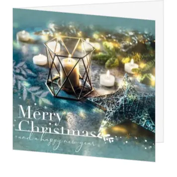 Kerstkaart met kaarslicht, ster en winterse sfeer