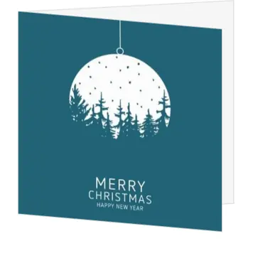 Moderne kerstkaart met kerstbal en silhouetten van kerstbomen