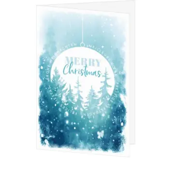 Kerstkaart met kerstbal, bomen en sneeuw in aquarel
