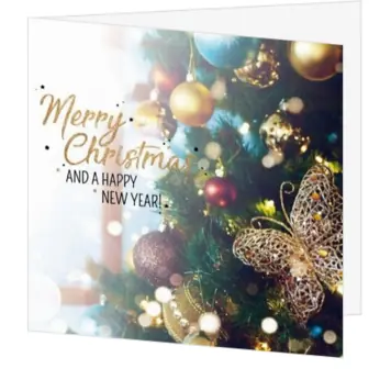 Kerstkaart met gouden kerstboomdecoratie en feestelijke kerstwens