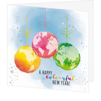 Kerstkaart met kleurrijke wereldbollen als kerstballen