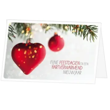 kerstkaart met hartvormige kerstbal