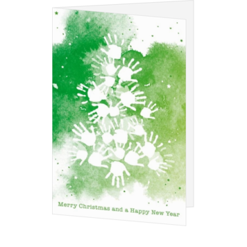 Kerstkaart met groene waterverf en kerstboom van handjes