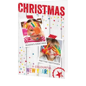 Kerstkaart met polaroidfoto's, sterrenconfetti en hout