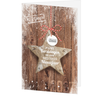 Kerstkaart met houten ster en sneeuw op bruine achtergrond