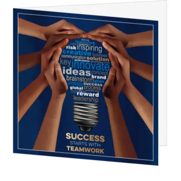 kerstkaart met lamp van handen en teamwork