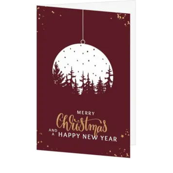 Kerstkaart met kerstbal, dennenbos en gouden nieuwjaarswens
