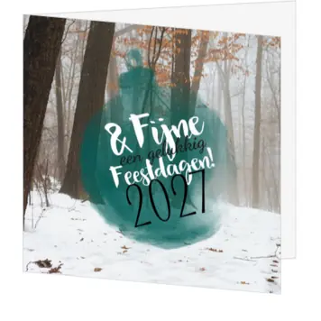 Kerstkaart met bos in de sneeuw en groene kerstbal 2021
