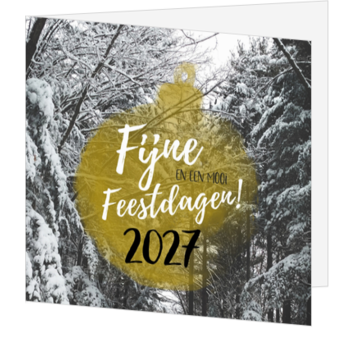 Kerstkaart met besneeuwd bos en kerstbal 2027