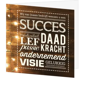 Kerstkaart met houten achtergrond, kerstverlichting en jaartal 2027