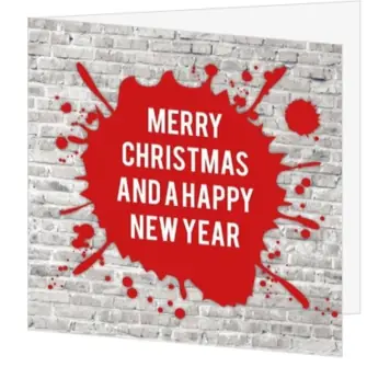 kerstkaart met rode verfspatten op bakstenen muur