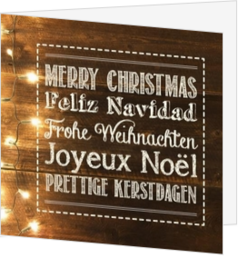 Kaart met wensen op een houten achtergrond met kerstverlichting