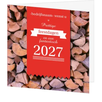 kerstkaart met houtlook en rood label 2027