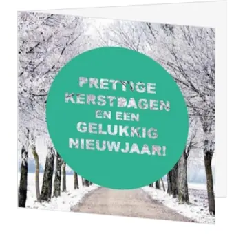 Kerstkaart met besneeuwde laan en groene cirkel