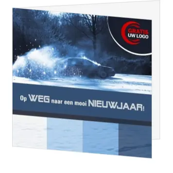 kerstkaart met auto in blauw winterlandschap