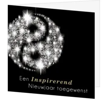 Kerstkaart met zwarte achtergrond en sprankelende kerstbal