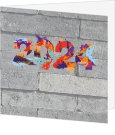 Gekleurde verfspatten op betonnen muur met jaartal