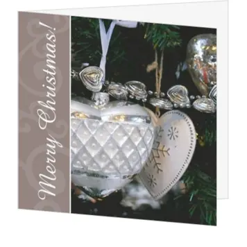 kerstkaart met zilveren hartjes in kerstboom