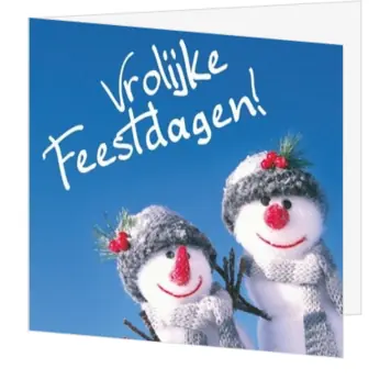 kerstkaart met sneeuwpoppen en blauwe winterachtergrond