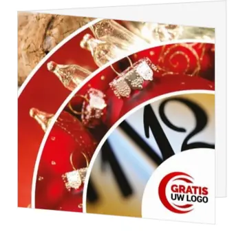 kerstkaart met rode kerstballen en klok