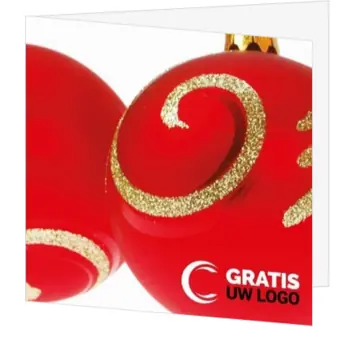 Rode kerstkaart met kerstballen en logo op voorzijde