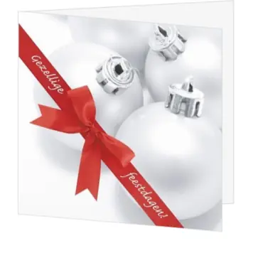 Kerstkaart met witte kerstballen en rode strik
