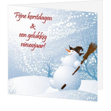 Kerstkaart met sneeuwman in winters sneeuwlandschap