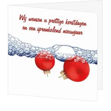 kerstkaart met rode kerstballen in water