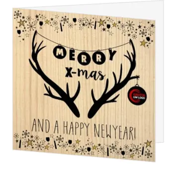 Houten kerstkaart met rendiergewei en feestelijke slinger