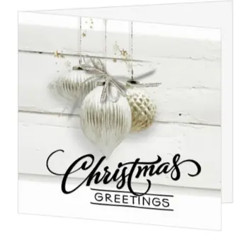 Kerstkaart met witte kerstballen en hout