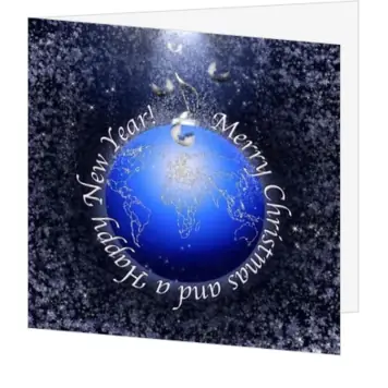 Kerstkaart met ijskristallen en blauwe wereld kerstbal