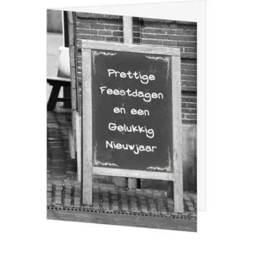 Kerstkaart met zwart-wit krijtbord en feestelijke boodschap