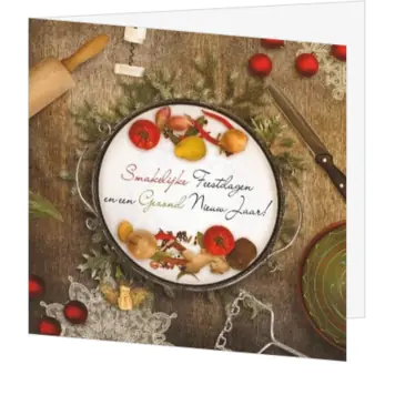 Kerstkaart met dienblad en ingrediënten op houten achtergrond