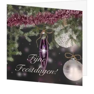 kerstkaart met paarse kerstbal en fijne feestdagen