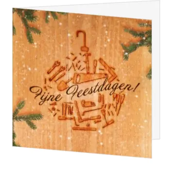 Kerstkaart met houten achtergrond en gebrande kerstbal van gereedschap