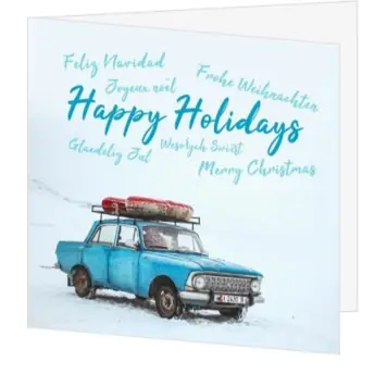 Kerstkaart met Happy Holidays en blauwe auto in de sneeuw
